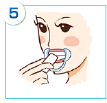 コットンで歯の表面を拭く